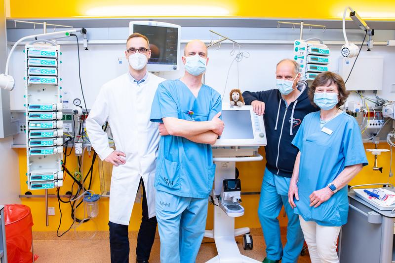 Hoffen, dass die Kinder von der Ganzgenomsequenzierung profitieren: Dr. Bernd Auber, Dr. Alexander von Gise und Dr. Michael Sasse von der intensivmedizinischen Station sowie Professorin Dr. Bettina Bohnhorst von der neonatologischen Station (von links).