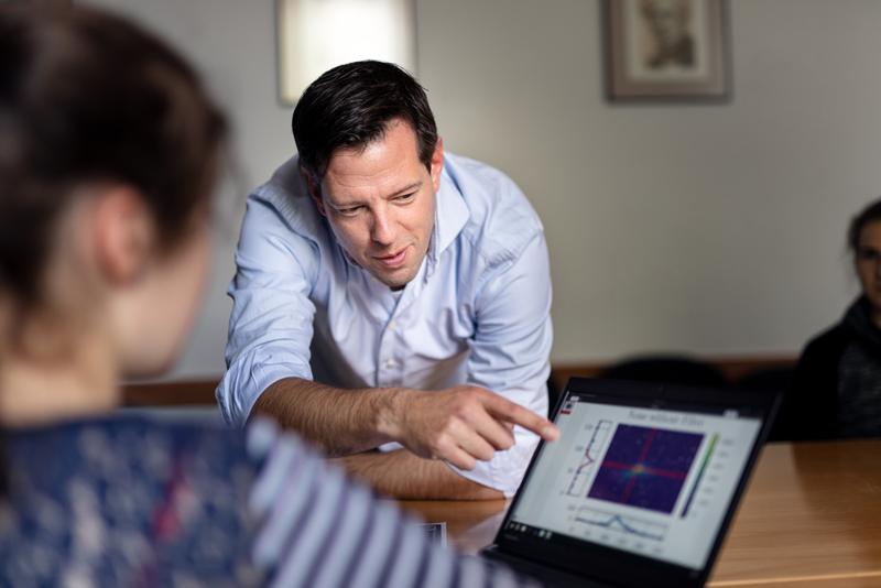 Prof. Dr. Simon Stellmer vom Physikalischen Institut der Universität Bonn koordiniert das neue Projekt „QuantumGuide“.