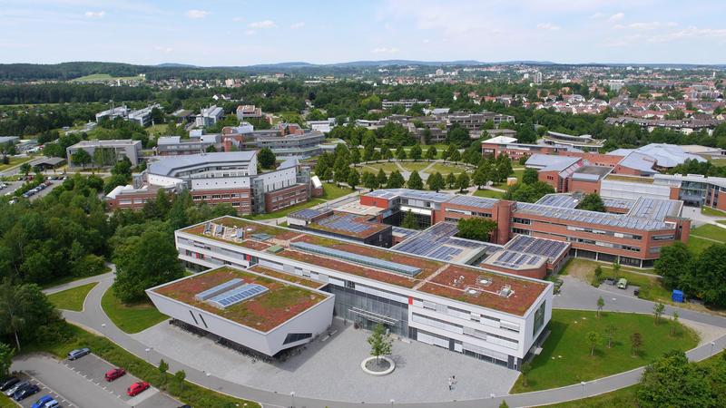 Blick auf den Campus der Universität Bayreuth, vorn das Gebäude der Rechts- und Wirtschaftswissenschaftlichen Fakultät.