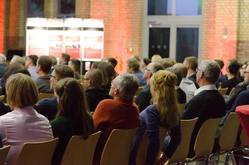 Publikum auf dem Campus der Technischen Hochschule Brandenburg.