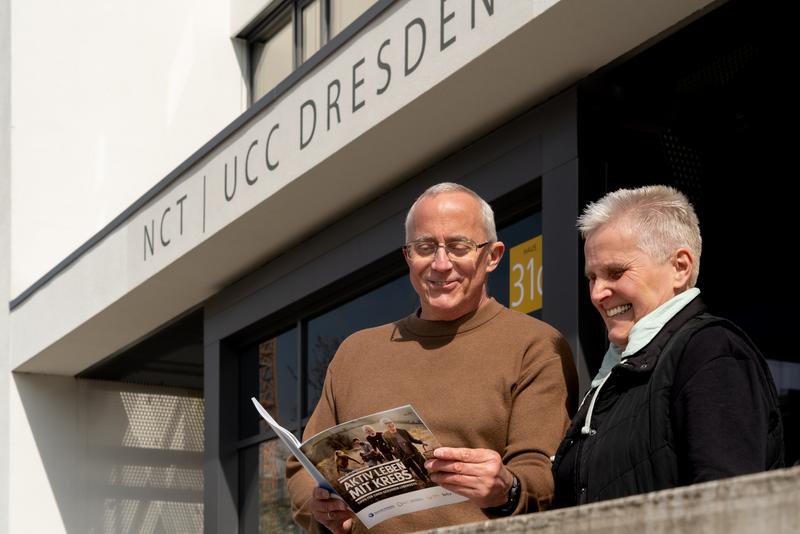 Mitglieder des NCT/UCC-Patientenbeirats mit der Broschüre „Aktiv leben mit Krebs“.