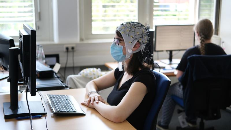 Probandin während einer EEG-Studie zum Programmverstehen.