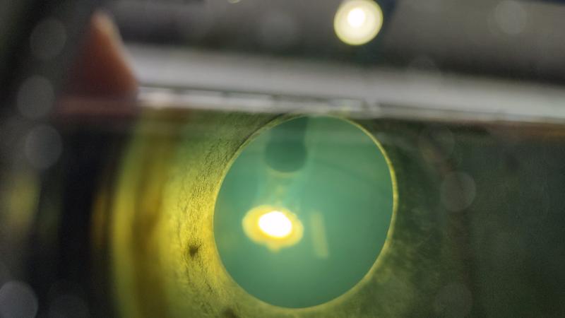 Das Innere eines Lichtbogenofens am MPIE: Das helle Licht in der Mitte zeigt das geschmolzene Eisenoxid. Das umgebende grünliche Licht zeigt das Wasserstoffplasma. 
