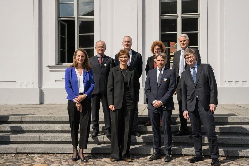 Gruppenbild Eröffnung HIOH: 1. Reihe v.l.n.r. Bettina Martin, Bettina Stark-Watzinger, Fabian Leendertz, Otmar D. Wiestler; 2. Reihe v.l.n.r. Thomas C. Mettenleiter, Karlhans Endlich, Katharina Riedel, Dirk Heinz