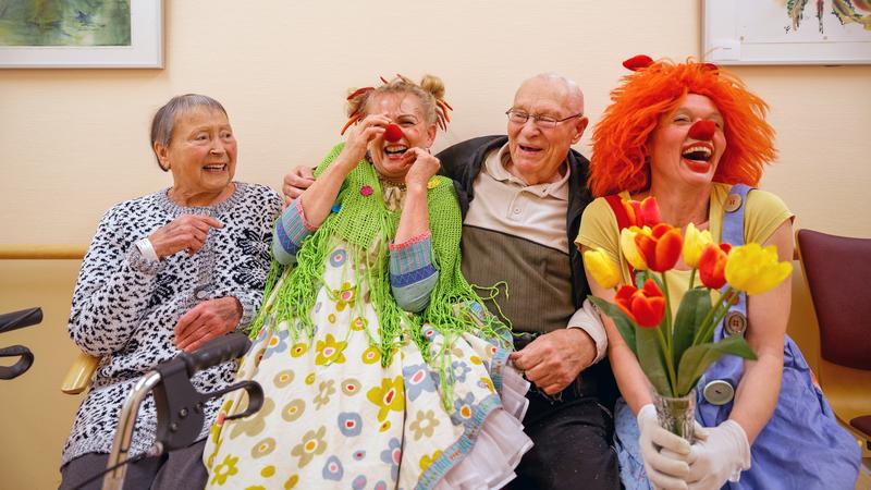 Jenaer Metastudie bestätigt positive Effekte therapeutischen Lachens, hier mit Clowns in der geriatrischen Tagesklinik des Universitätsklinikums Jena. 