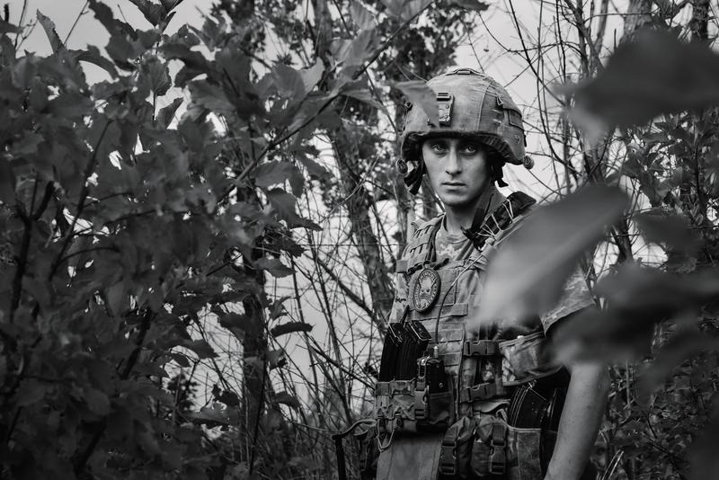 Ein Blick in die Augen des jungen Soldaten gibt nur eine Ahnung, wie viel Leid ein Krieg verursachen kann.