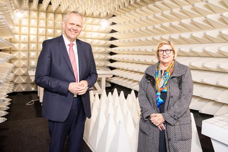 Niedersachsens Wissenschaftsminister Björn Thümler und Ostfalia-Präsidentin Prof. Dr. Rosemarie Karger in der EMV-Absorberkammer im neuen Forschungsgebäude.