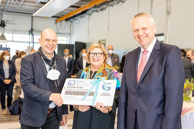 Von links: Thomas Popp, Leiter des Staatlichen Baumanagements Braunschweig, Ostfalia-Präsidentin Prof. Dr. Rosemarie Karger und Niedersachsens Wissenschaftsminister Björn Thümler bei der symbolischen Schlüsselkartenübergabe im Open Mobility Lab.