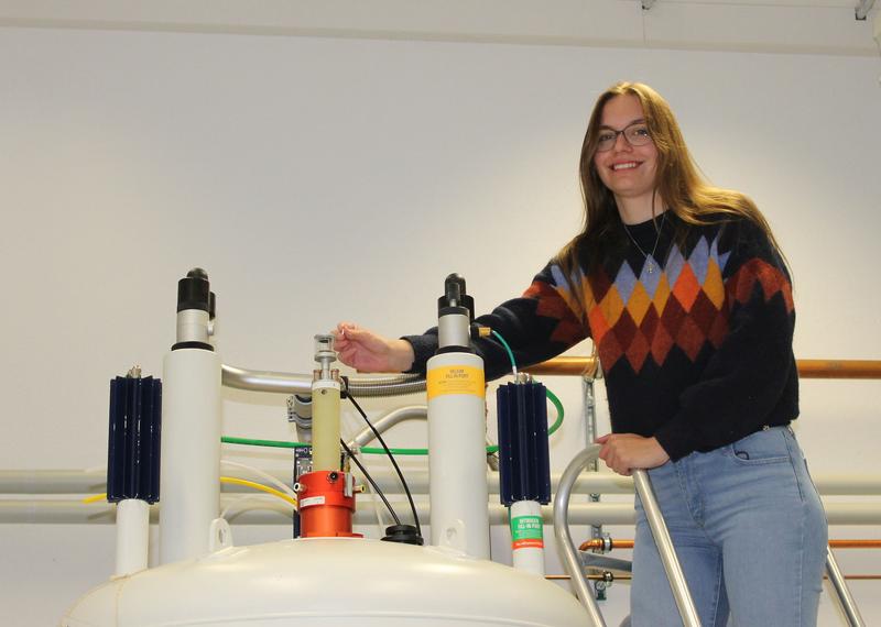 Bayreuth doctoral student and first author Anika Mauel (Inorganic Chemistry) changing a plastic sample in the NMR spectrometer.