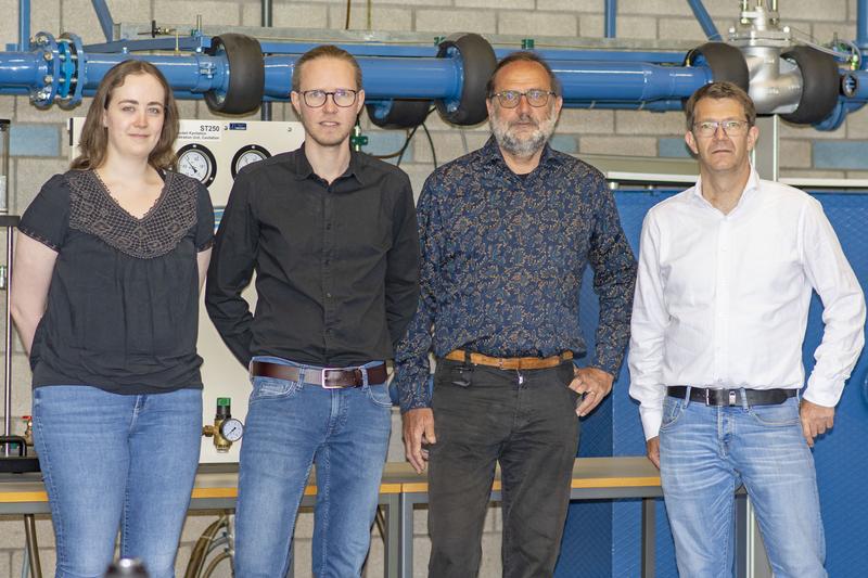 von links: Diana Nett (Masterandin Maschinenbau), Christian Braasch, Prof. Dr. Willi Nieratschker und Prof. Dr. Marc Nadler