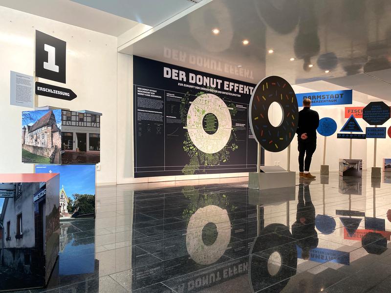 Der Eingangsbereich der Ausstellung "Der Donut-Effekt - Zur Zukunft von Innenstädten und Orts(teil)mitten".