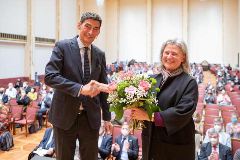 Der Universitätsratsvorsitzende Bernhard Sibold gratuliert der designierten Rektorin Professorin Karla Pollmann zur Wahl.