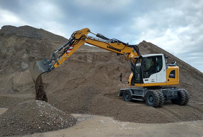 Forscher haben diesen Bagger mit Sensoren versehen und untersucht, wie die Baumaschine viel effizienter arbeiten könnte. (Foto: Niklas Bargen, KIT)