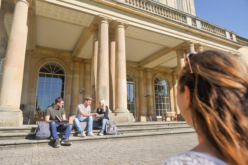 Bereits im Bachelor-Studium können sich Studierende an der Universität Hohenheim an der Forschung beteiligen.