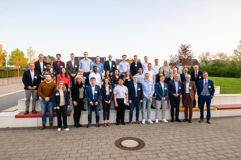 Gruppenbild der HSHL-Stipendiatinnen und Stipendiaten mit ihren Stifterinnen und Stiftern am Campus Lippstadt.