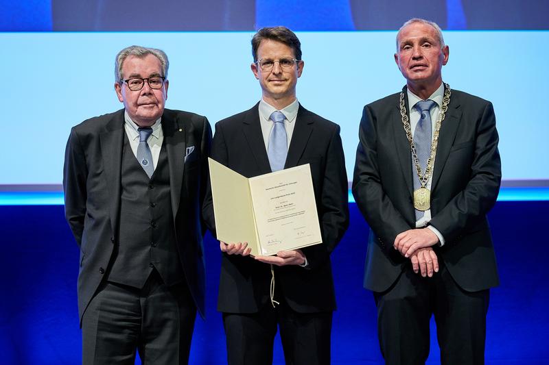 Bild: Prof. Dr. Björn Behr (Mitte) mit DGCH-Generalsekretär Prof. Dr. Dr. Hans-Joachim Meyer (links) und Kongresspräsident Prof. Dr. Hauke Lang (rechts)