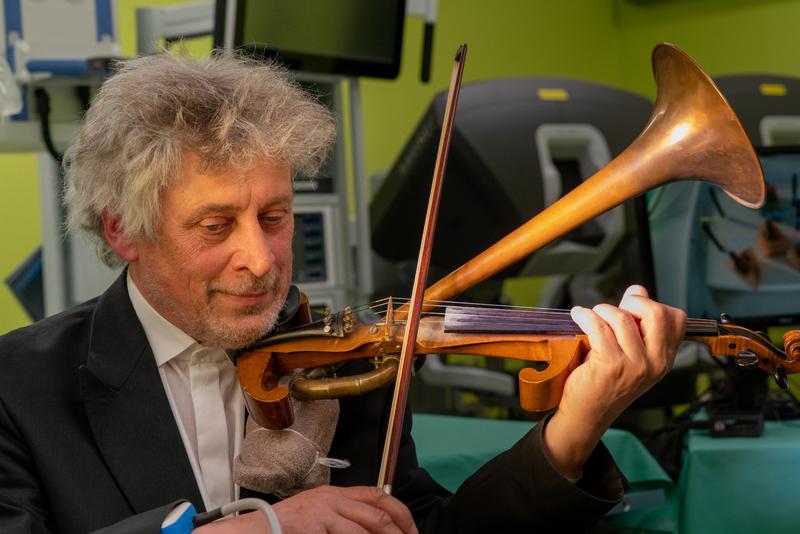 Henry Schneider musiziert im Experimental-OP auf der Trompetengeige. 