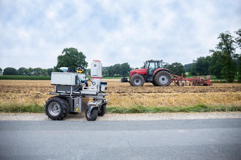 „Entferne schädliches Unkraut auf dem Feld, aber setze keine chemischen Mittel in der Nähe eines Gewässers ein!"