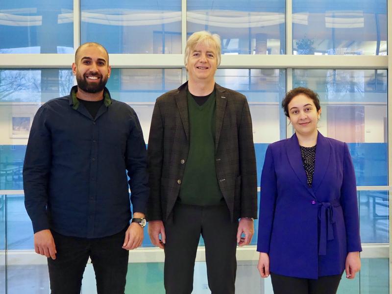 Professor Ulrich Kortz (center) with the two DAAD scholarship awardees Sahar Khandan (right) and Mahmoud El Cheikh Mahmoud (left). 