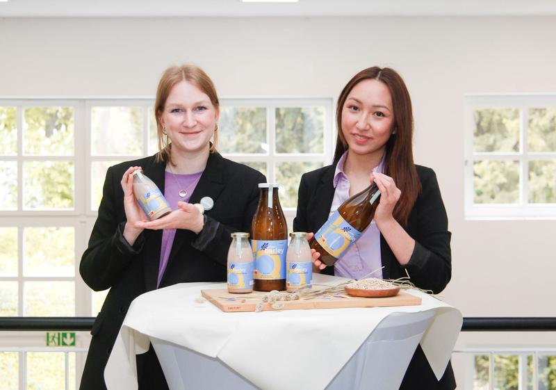 Laura Caspereit und Thao Tran präsentieren ihre Produktidee "Golden Barley", eine Milchalternative auf Basis von Biertreber, einem nährstoffreichen Reststoff aus der Bierherstellung.