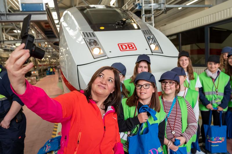 Ekin Deligöz, Parlamentarische Staatssekretärin im Bundesfamilienministerium besucht ein Girls’Day-Angebot beim ICE-Werk der Deutschen Bahn in Berlin.