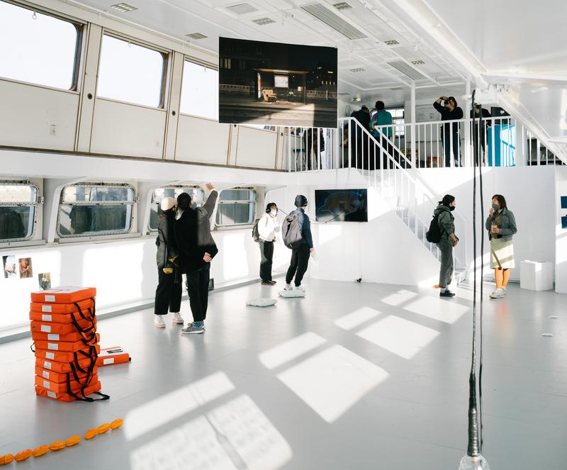 Das umgebaute Passagierschiff der HfK „Dauerwelle“ ist ein beweglicher Raum für Ausstellungen, Projekte und Veranstaltungen. 