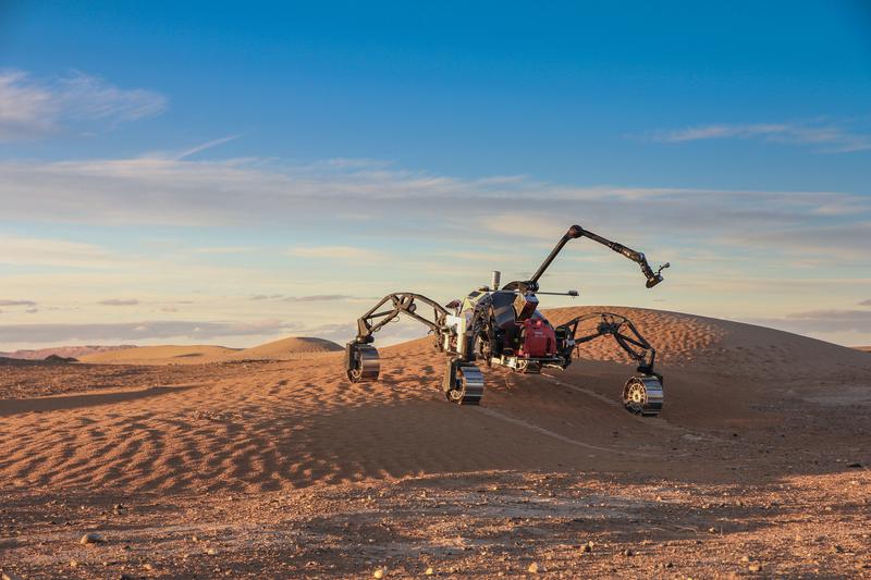 Die Bremer Wissenschaftler erforschten in QINROS das Potenzial quantenmaschineller Lernverfahren für die robotische Navigation im Weltraum. Im Bild: DFKI-Roboter SherpaTT auf Erkundungsmission bei Feldtests in Marokko 2018.