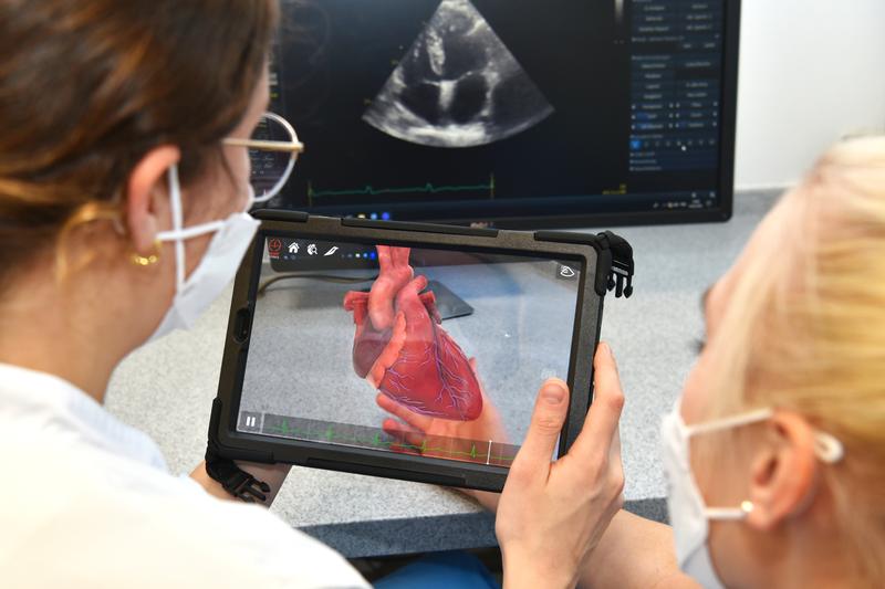  Mit dem AR-Tablet können Studierende Strukturen und Funktionen des Herzens sehr plastisch erlernen – und das Herzmodell sogar anfassen und bewegen. 