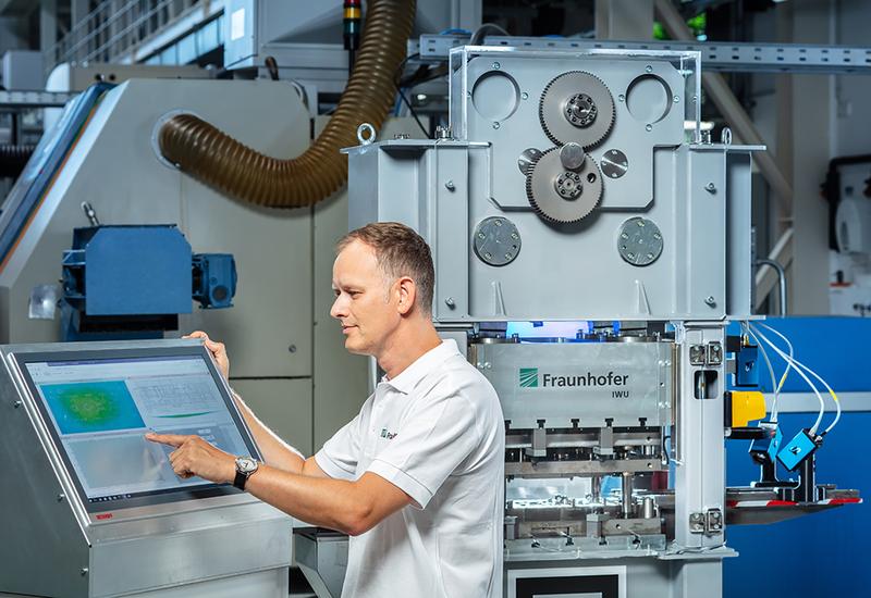 A forming press demonstrator provides visitors with live insights into how a cognitive T-slot works.