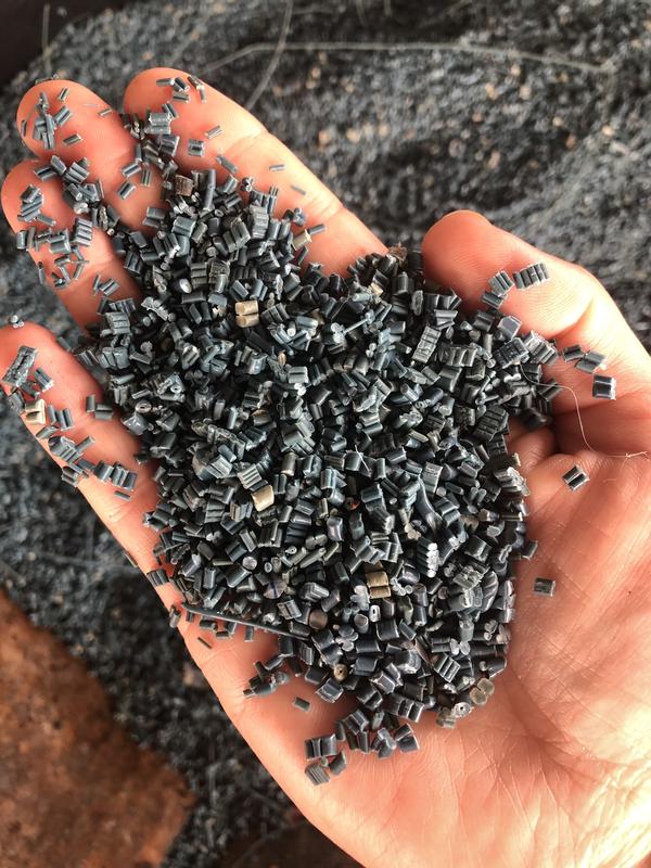 Aus Abfällen recycelte Plastikgranulate aus der neuen ‘Waste to Energy’-Anlage in Ghana (