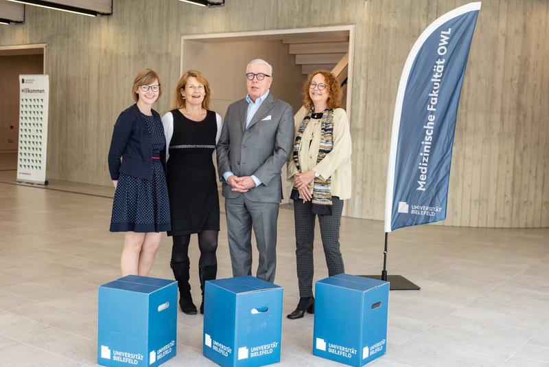 Studiendekanin Dr. med. Anja Bittner, Dekanin Prof’in Dr. med. Claudia Hornberg, Präsident Bundesärztekammer Dr. med. Klaus Reinhardt, Leiterin Arbeitsgruppe Allgemein- und Familienmedizin Prof'in Dr. med. Christiane Muth (v.l.)