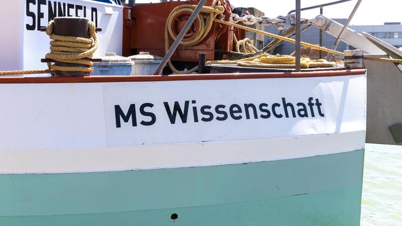 Die MS Wissenschaft, eine Initiative des Bundesministeriums für Bildung und Forschung, legt in 31 deutschen Städten an 