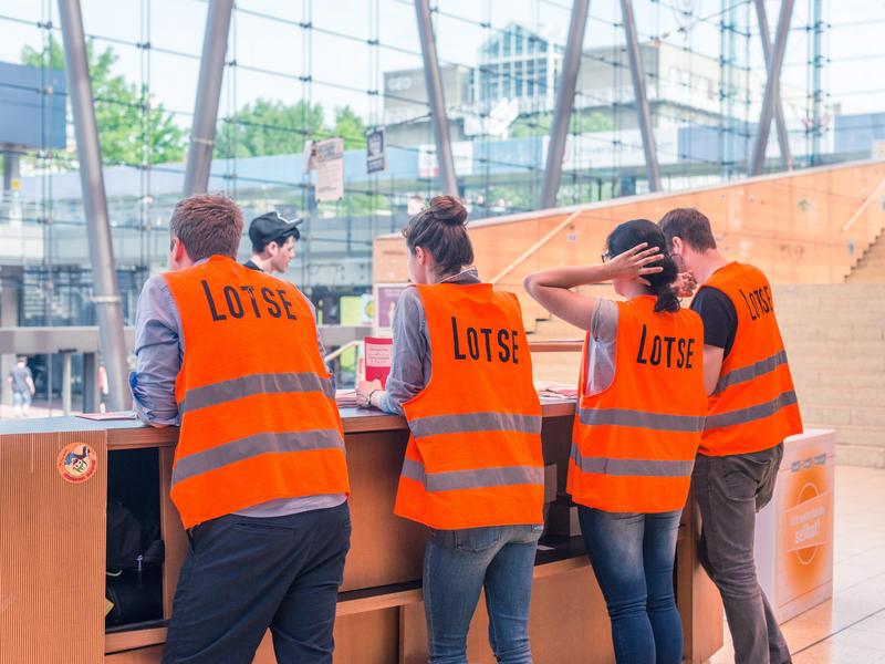 Ein guter Start ins Studium: Dafür setzen sich an der Universität Bremen die Uni-Leitung, alle zwölf Fachbereiche und ihre Stugen ein. Das Foto zeigt Studienlots:innen während der Orientierungswoche in der Glashalle.