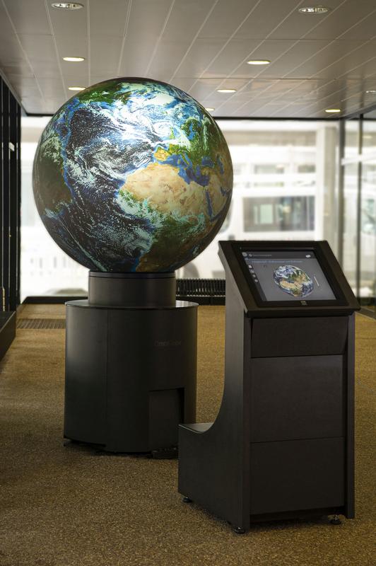 Der interaktive Globus veranschaulicht weltweite Zusammenhänge. Forschende des KIT zeigen sie in Hannover anhand aktueller Daten aus der Klima- und Risikoforschung auf. (Foto: Markus Breig, KIT)