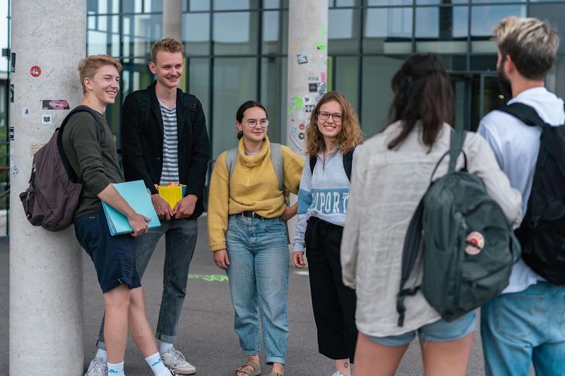 Studierende stellen vor allem die Berufspraxis sowie die Unterstützung zum Studienbeginn als hervorragend an der FHWS heraus. 