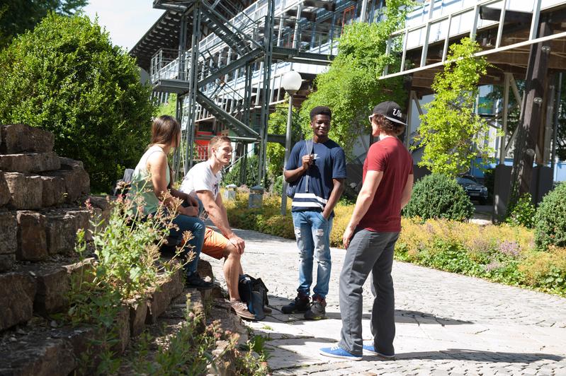 Studierende vor der Uni West, in der die Fakultät für Ingenieurwissenschaften, Informatik und Psychologie beheimatet ist