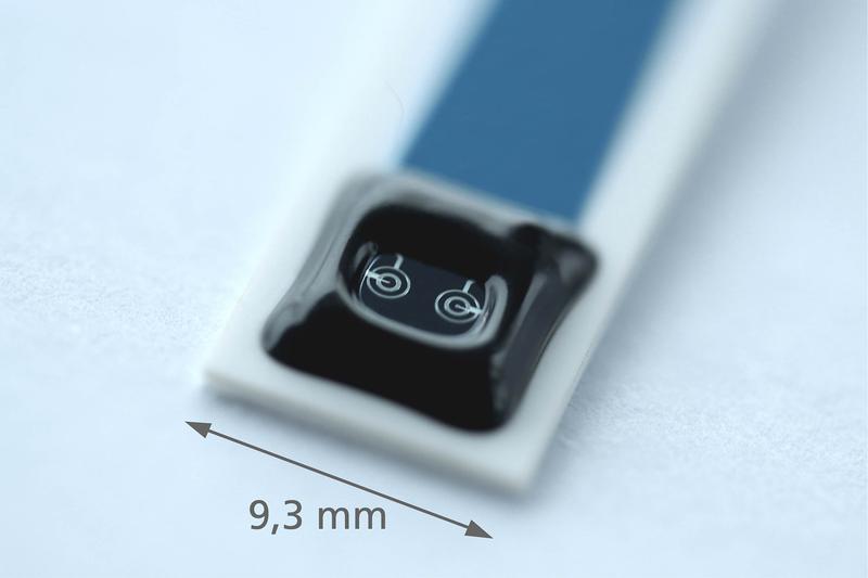 Electrochemical analytical chip encapsulated on ceramic board for electrochemical analysis of liquids.