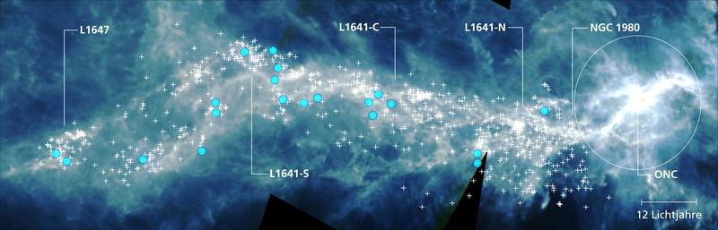 Dieses Bild zeigt die riesige Sternentstehungswolke Orion A, wie sie vom Instrument SPIRE (Spectral and Photometric Imaging Receiver) an Bord des Weltraumteleskops Herschel beobachtet wurde.