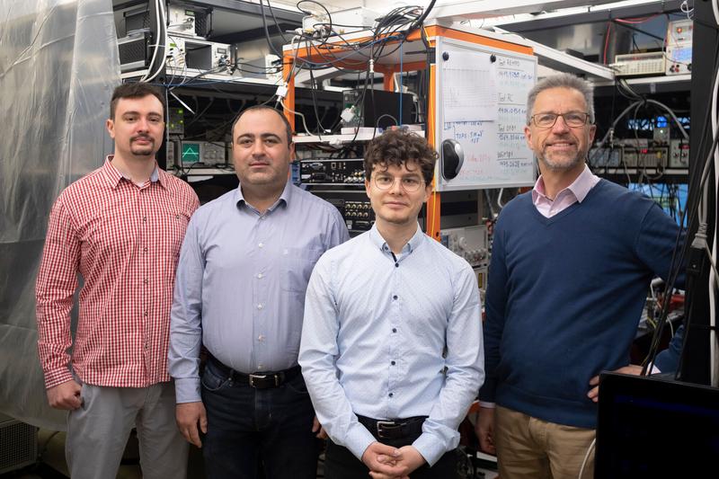 Physiker vom Inst. f. Experimentalphysik erhalten Helmholtz-Preis 2022 (v.l.): Ivan Kortunov, Dr. Soroosh Alighanbari, Magnus Schenkel und Prof. Stephan Schiller, Ph.D. Nicht auf dem Bild der weitere Preisträger Dr. Gouri Shankar Giri. 