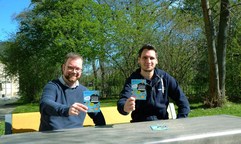 Von links: Der Leiter der Zentralen Studienberatung der Ostfalia, Dr. Helmar Hanak, zusammen mit dem Studentischen Botschafter Julian Weykamp.