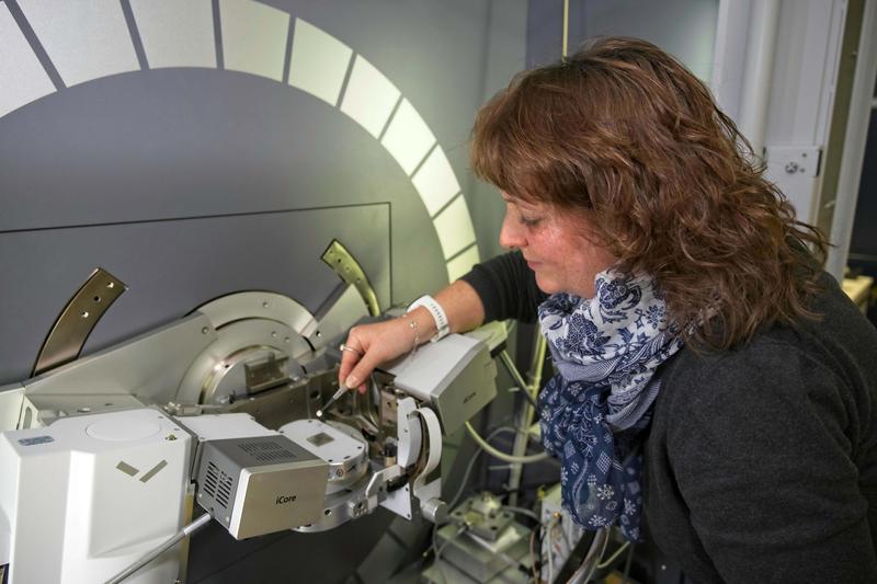 Empa-Forscherin Antonia Neels leitet das Zentrum für Röntgenanalytik. Sie ist Expertin für metallische Gläser und wird die Proben aus der ISS analysieren.
