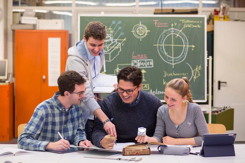 Studierende im Maschinenbau lernen auch wie wichtig es ist, im Team zu arbeiten