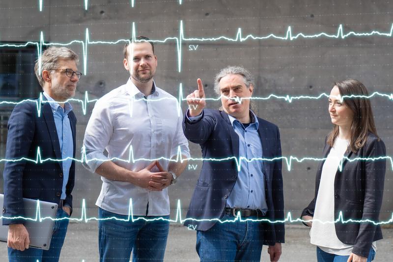 Prof. Michael Guckert, Joshua Prim, Prof. Till Keller und Dr. Jennifer Hannig (von links nach rechts) engagieren sich dafür, dass „Riska“ zu einem marktfähigen Medizinprodukt führt.  