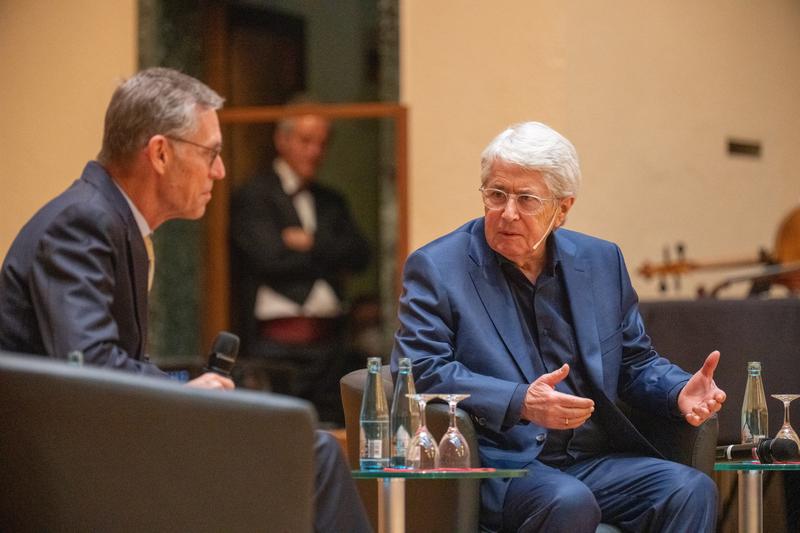 TV-Moderator Frank Elstner im Gespräch mit Professor Dr. Thomas Gasser.