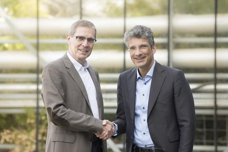 It's official: DFKI Niedersachsen will become a permanent and fully-fledged location. Professor Dr. Joachim Hertzberg (left), current and future director in Lower Saxony, and Professor Dr. Antonio Krüger, DFKI CEO, are pleased about this.