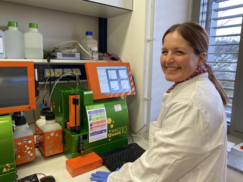 Dr. Sabrina Prommersberger untersucht am Uniklinikum Würzburg mit finanzieller Unterstützung des John Hansen Research Grant der DKMS, wie sich mit dem Einsatz des Medikaments Dasatinib die Car-T-Zelltherapie optimieren lässt