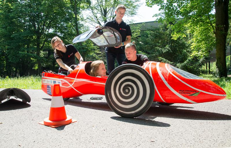 HKA-Studierende des High Efficiency-Teams mit ihrem selbst gebauten 1-Liter-Fahrzeug, das auch am Campustag zu sehen ist