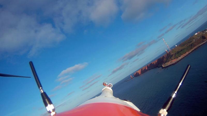 Onboard-Perspektive: Unbemanntes Luftfahrzeug im Anflug auf Helgoland.  