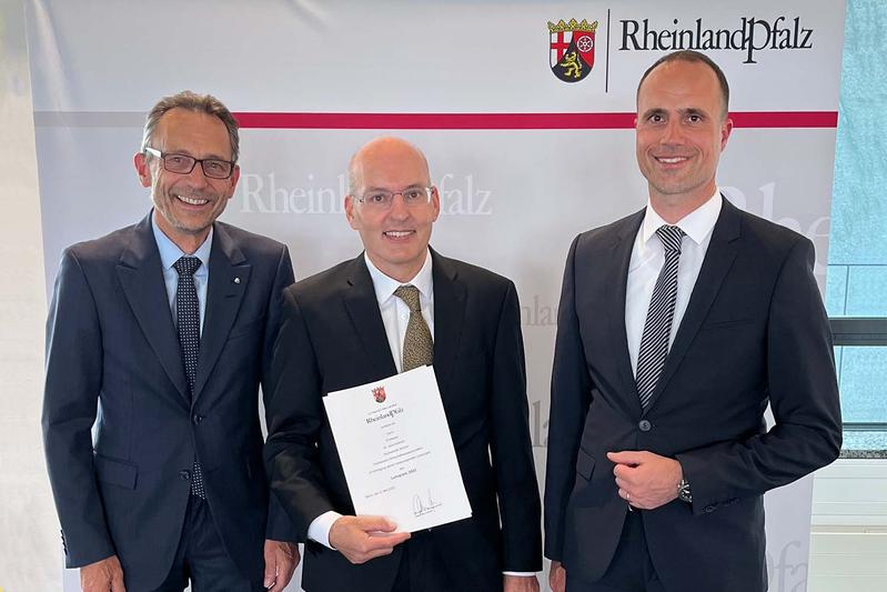 Wissenschaftsminister Clemens Hoch überreicht Prof. Dr. Jens Kollmar aus der Studienrichtung Steuern die Urkunde zum "Landeslehrpreis 2022" und würdigt damit besonders großes Engagement in der Lehre. Foto / MWG Fabian Maier