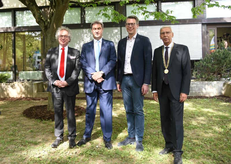 v.re. Universitätspräsident Prof. Dr. Udo Hebel, Wissenschaftsminister Markus Blume, Ministerpräsident Markus Söder und Prof. Dr. Christian Wolff bei der Eröffnung der neuen Fakultät für Informatik und Data Science. 